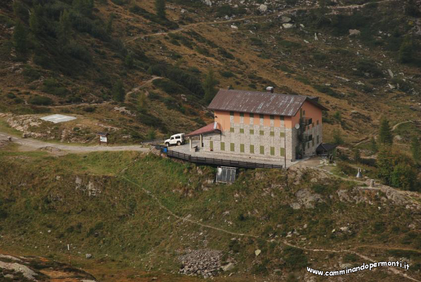 132 Zoom sul Rifugio Calvi.JPG